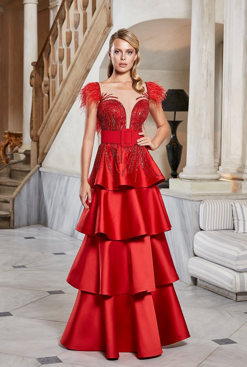 Hombros y espalda con plumas, vestido de noche en capas con escote