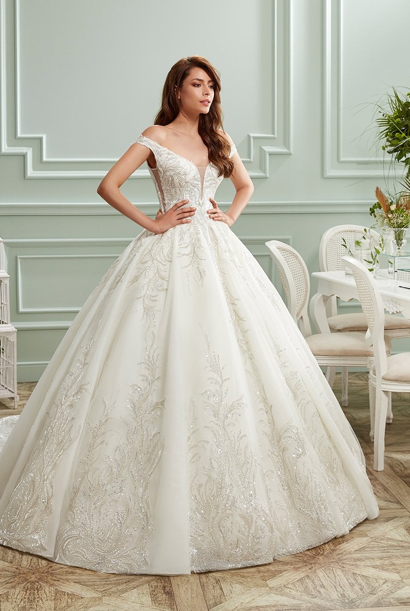 Vestido de novia evasé con escote en V y hombros descubiertos con detalle ilusión