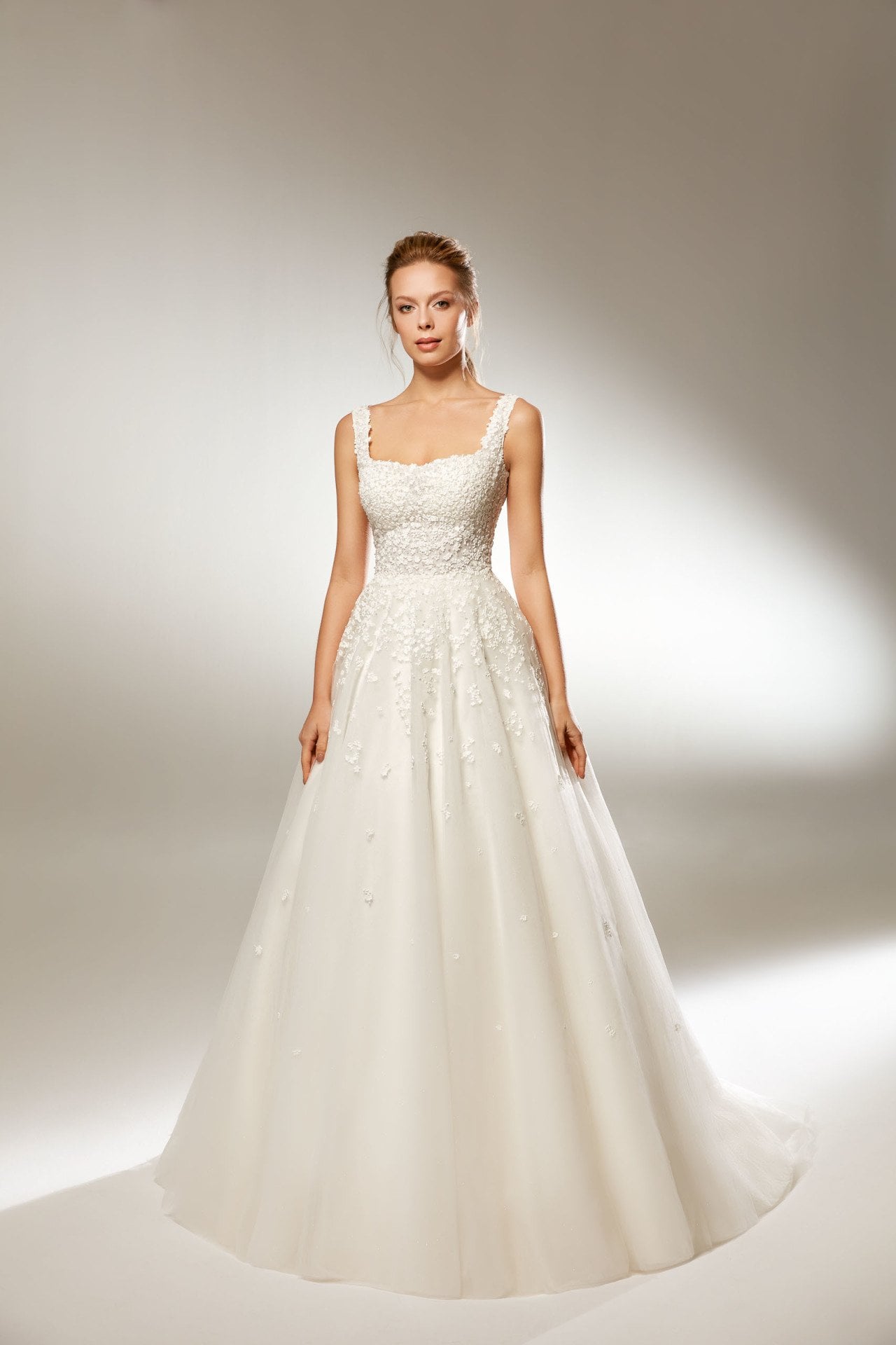 Modelo de vestido de novia floral sin espalda con cuello en A y escote en el pecho