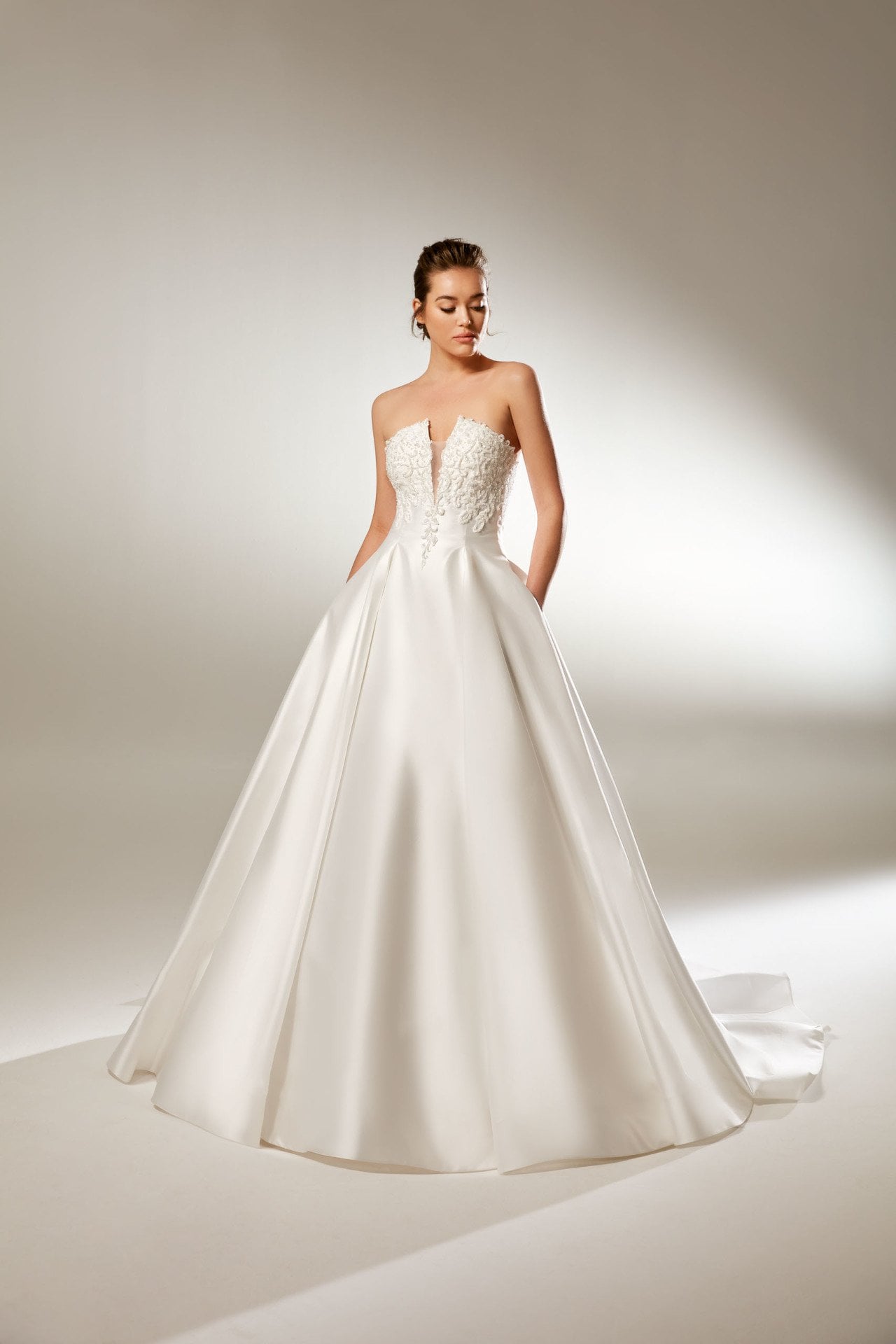 Modelo de vestido de novia de raso de línea A con bolsillo detallado