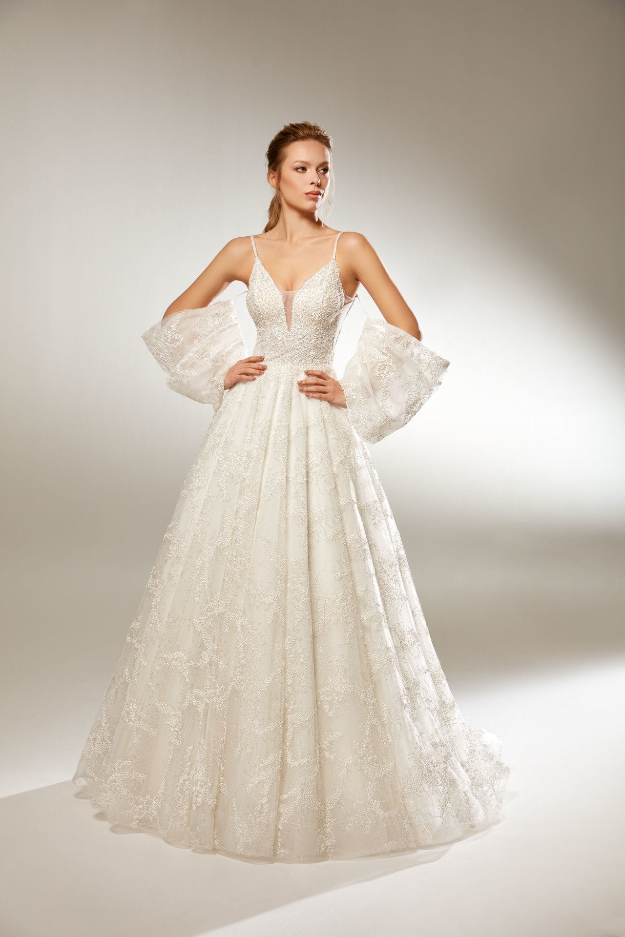 Vestido de novia evasé totalmente luminoso con tirantes de cuerda