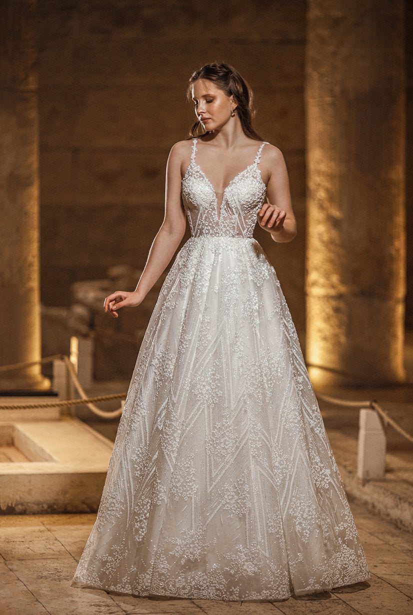 Modelo de vestido de novia con escote en la espalda y busto profundo transparente con correa de cuerda