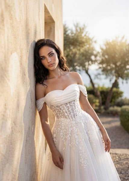 Omuzdan Düşen Drapeli Kıllı, Transparan Balenli Korseli, Işıltılı Floral İşlemeli ve Simli Tül Etekli Helen Gelinlik Modeli