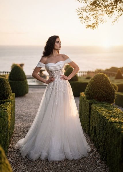 Omuzdan Düşen Drapeli Kıllı, Transparan Balenli Korseli, Işıltılı Floral İşlemeli ve Simli Tül Etekli Helen Gelinlik Modeli