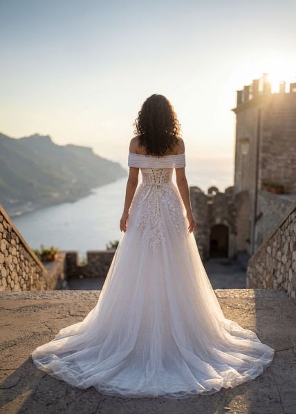 Omuzdan Düşen Drapeli Kıllı, Transparan Balenli Korseli, Işıltılı Floral İşlemeli ve Simli Tül Etekli Helen Gelinlik Modeli