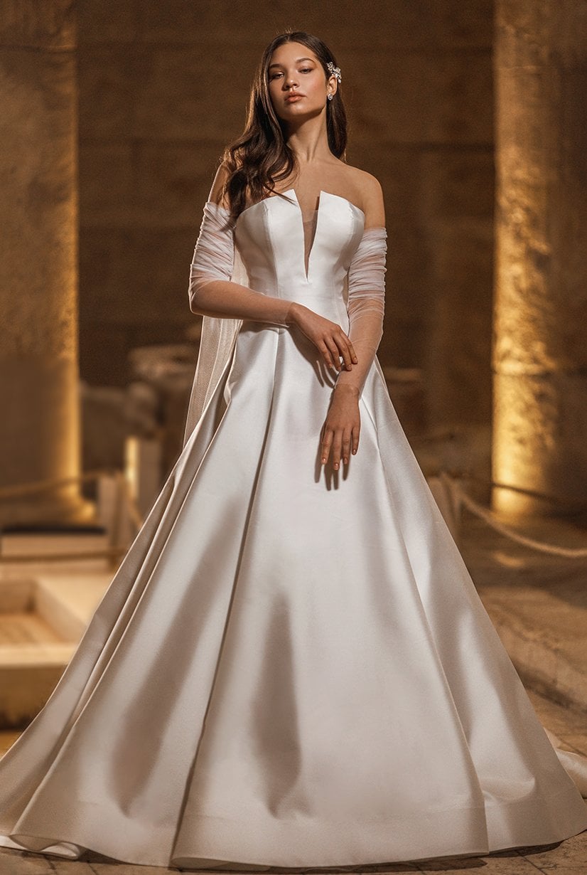 Vestido de novia evasé liso sin tirantes con falda de volantes