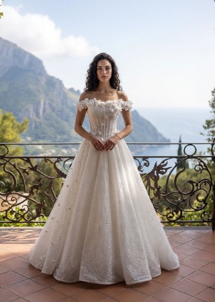 Omuzları Fiyonk Detaylı, Şeffaf Balenli Korseli, Floral Dantel Aplikeli Ve Katmanlı Simli Tül Etekli Helen Gelinlik Modeli