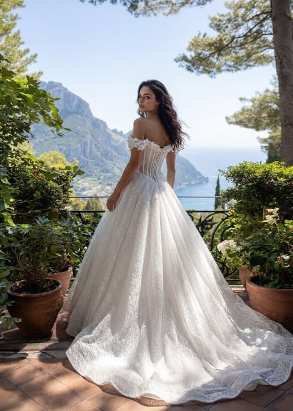 Omuzları Fiyonk Detaylı, Şeffaf Balenli Korseli, Floral Dantel Aplikeli Ve Katmanlı Simli Tül Etekli Helen Gelinlik Modeli