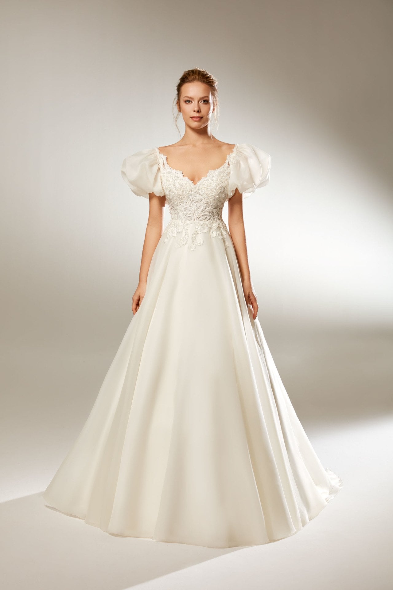 Vestido de novia evasé con falda de organza y mangas globo con escote en V