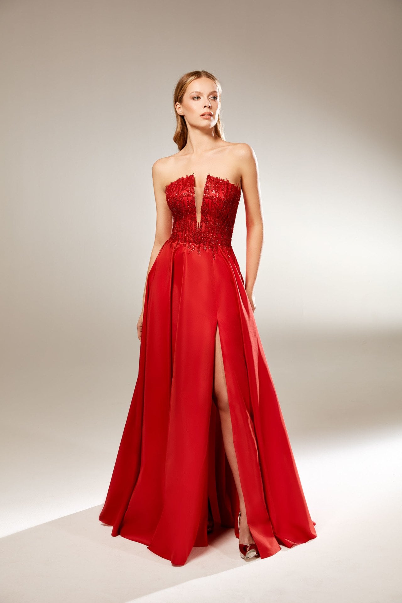 Modelo de vestido de noche con abertura en forma de A y falda de tafetán de encaje sin tirantes