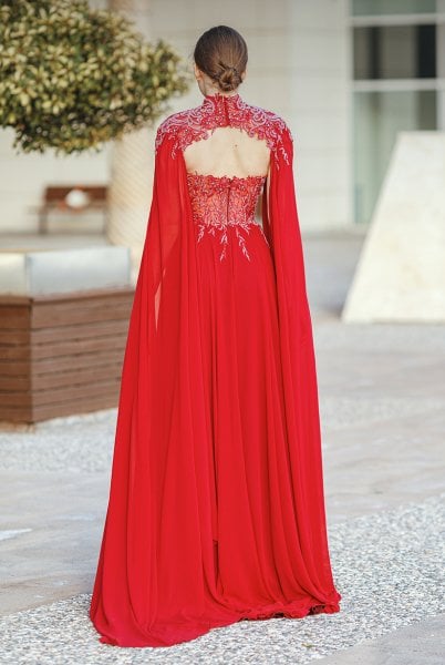 Vestido con detalle de capa, sin tirantes, gasa de seda, encaje bordado