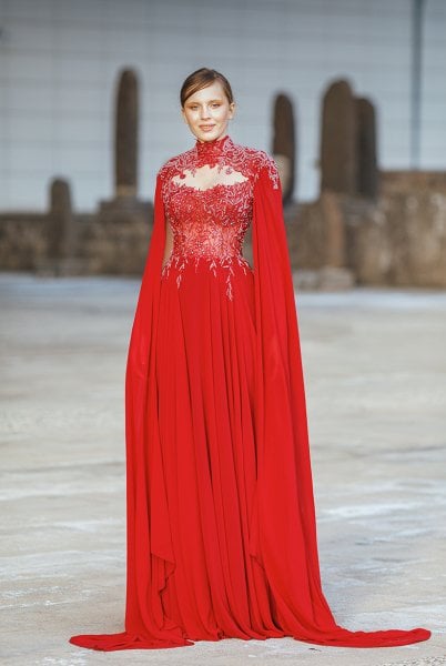 Vestido con detalle de capa, sin tirantes, gasa de seda, encaje bordado