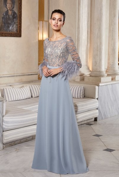 Vestido de noche de gasa gris bordado con cuerpo detallado de manga larga y plumas