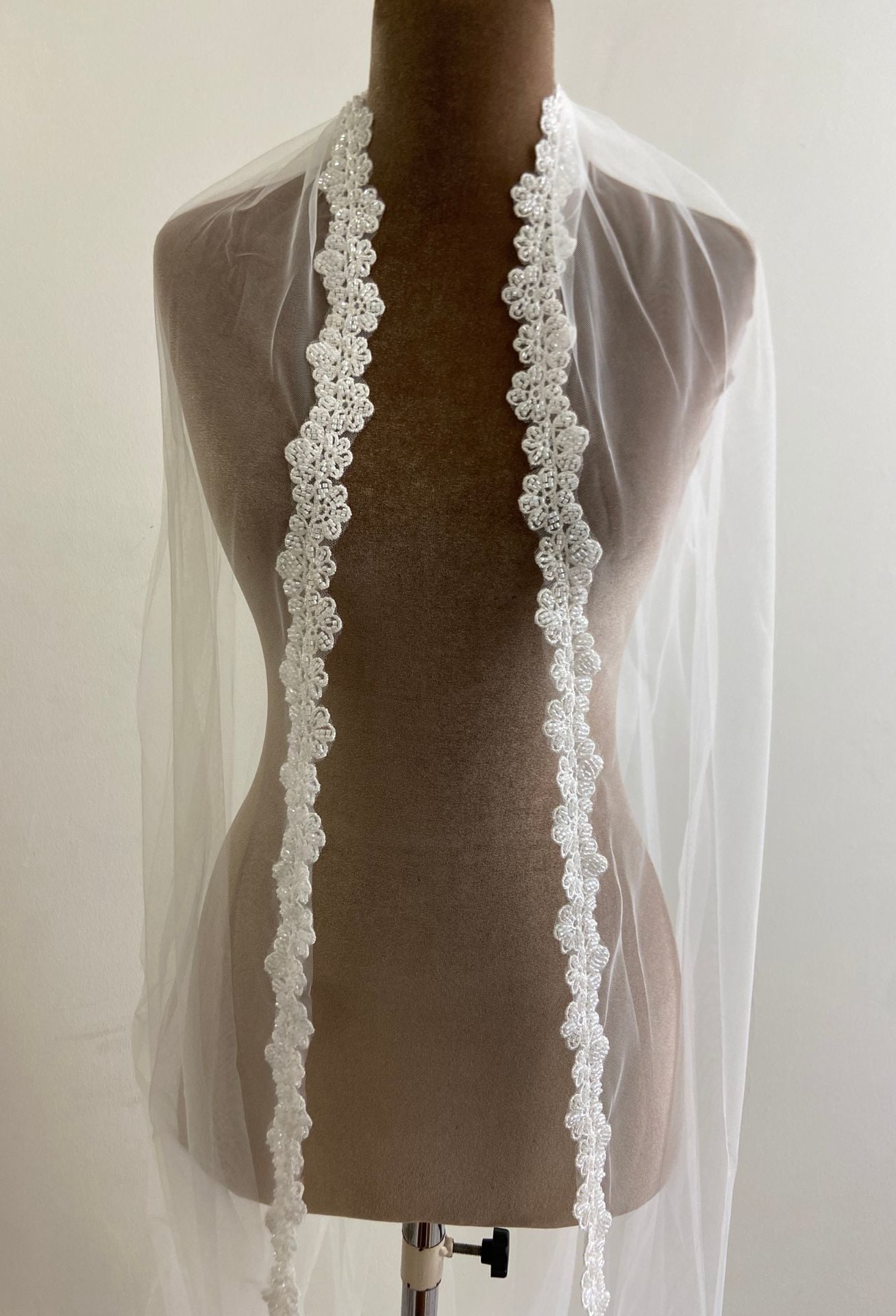 Modelo de velo con estampado floral