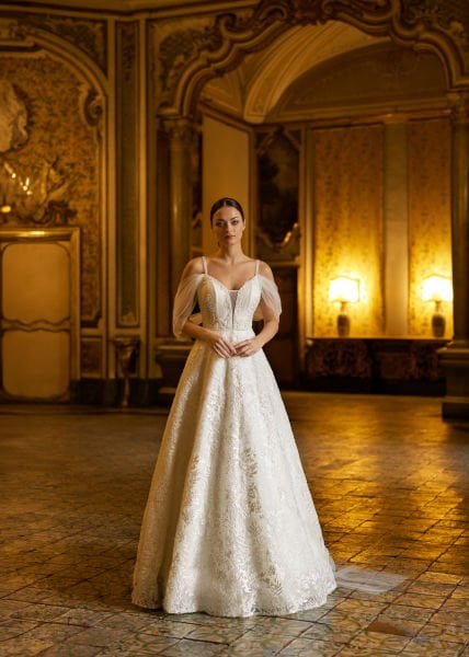 Modelo de vestido de novia corte A con detalle de manga lateral de tul, drapeado, tira de cuerda brillante y encaje bordado brillante
