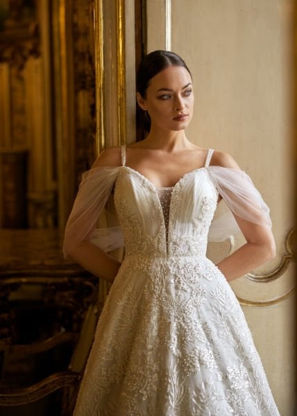 Modelo de vestido de novia corte A con detalle de manga lateral de tul, drapeado, tira de cuerda brillante y encaje bordado brillante