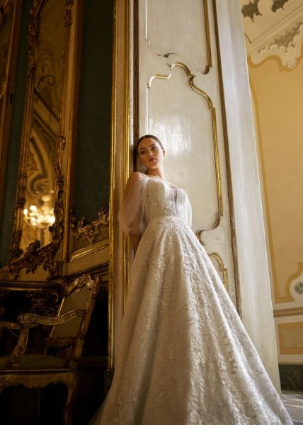 Modelo de vestido de novia corte A con detalle de manga lateral de tul, drapeado, tira de cuerda brillante y encaje bordado brillante