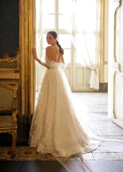 Modelo de vestido de novia corte A con detalle de manga lateral de tul, drapeado, tira de cuerda brillante y encaje bordado brillante
