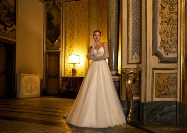 Kalp yakalı, kristal işlemeli dantelli, ince spagetti askılı, Yarı transparan görünümlü, A kesim gelinlik modeli