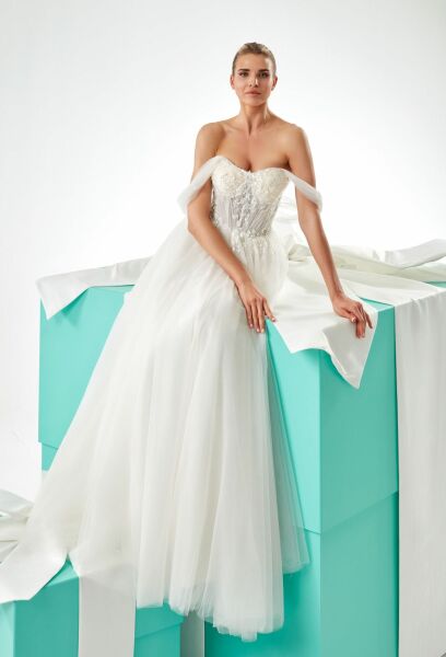 Boat Neck Helen Wedding Dress Model