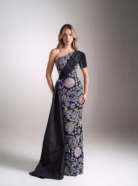 Tek Omuz Kesim, Asimetrik Drapeli, Renkli Floral El İşlemesi Boncuklu, Saten Pelerinli Düz Kesim Abiye Modeli