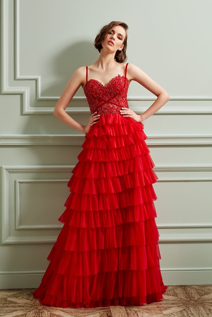 Modelo de vestido de noche transparente sin tirantes con destellos en capas