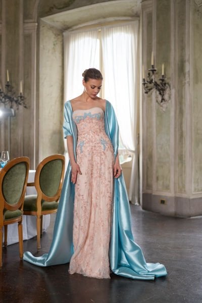 Vestido de noche de corte entallado, sin tirantes, con encaje bordado y mangas abullonadas de satén