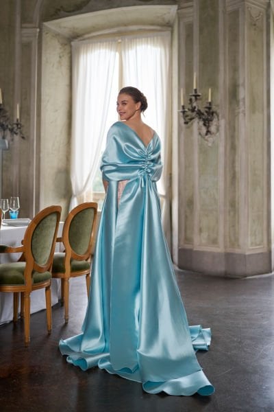 Vestido de noche de corte entallado, sin tirantes, con encaje bordado y mangas abullonadas de satén