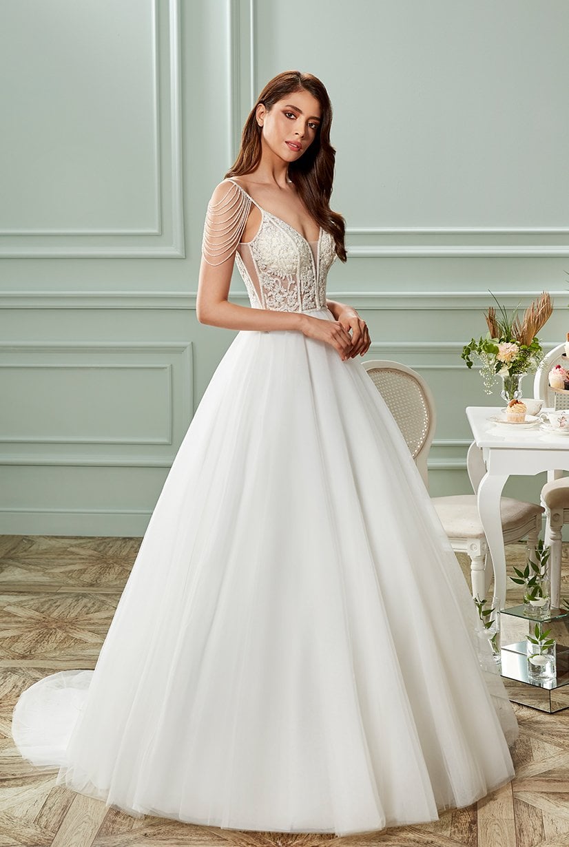 Vestido de novia evasé con tirantes finos, detalle de pedrería, falda de tul liso