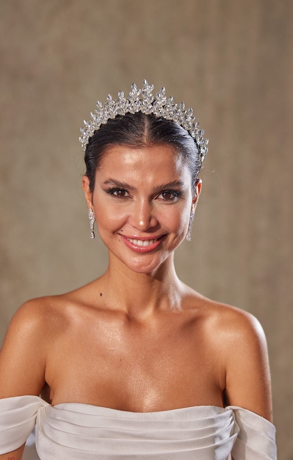 KT579 GELİN, BİNDALLI TACI