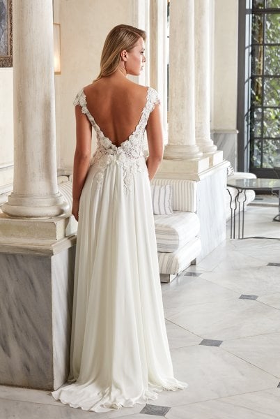 Dantelli, V Yaka Şifon Etek ve Helen Gelinlik Modeli