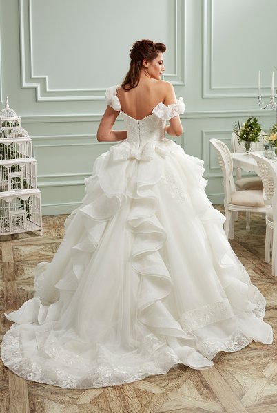Vestido de Novia Modelo Princesa con Falda de Tul Abullonada, Cuello Asimétrico, Encaje