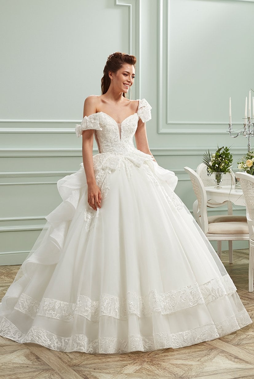 Vestido de Novia Modelo Princesa con Falda de Tul Abullonada, Cuello Asimétrico, Encaje