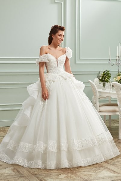 Vestido de Novia Modelo Princesa con Falda de Tul Abullonada, Cuello Asimétrico, Encaje